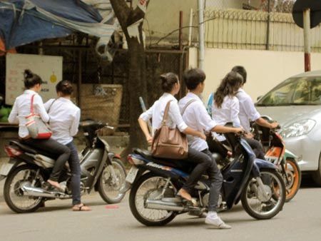 Học sinh vẫn đi xe máy đến lớp